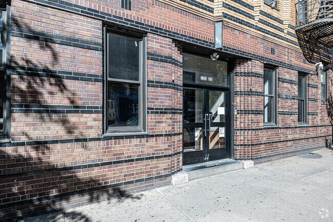 Foto del edificio - 13333 Sanford Ave