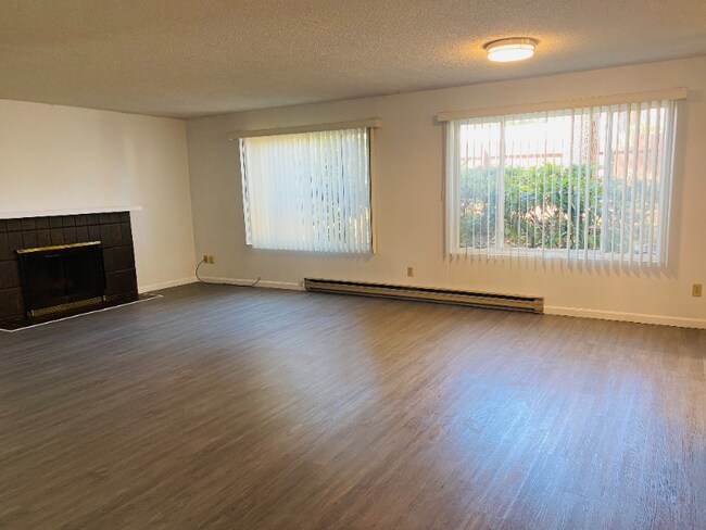 Building Photo - 8848 Interlake Ave N