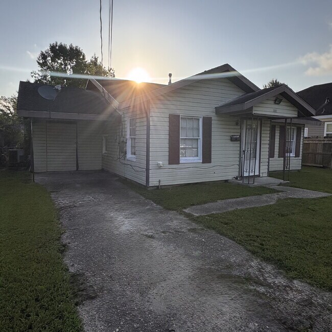 Foto del edificio - 2 Bedroom | 1 Bathroom Single Family Home located in the North end of Beaumont, TX is waiting for...