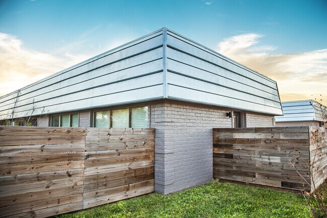 Building Photo - 1407 W Nolana Ave
