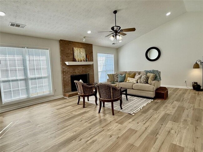 Foto del edificio - 3267 Summit Glen Dr
