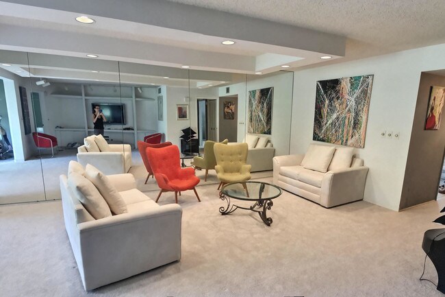 Foto del edificio - 3900 Oaks Clubhouse Dr