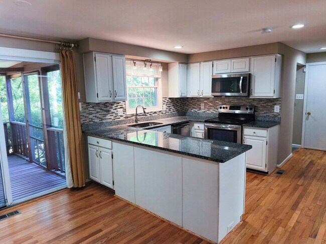 Foto del edificio - Inviting Townhome in Sterling with Spaciou...