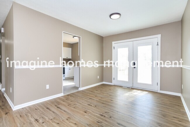 Building Photo - Gorgeous 3 Bedroom 2.5 Bath House in Cinci...