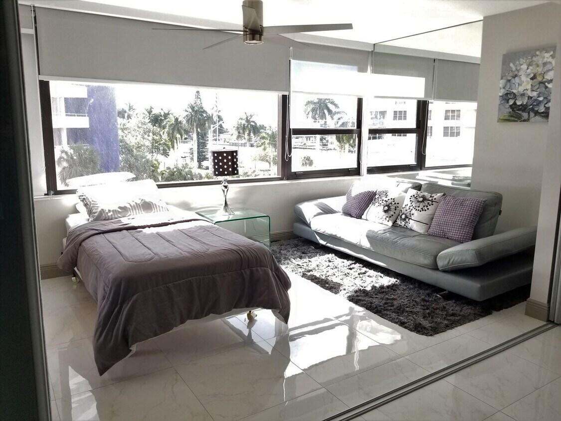 Primary Photo - 5225 Collins Ave