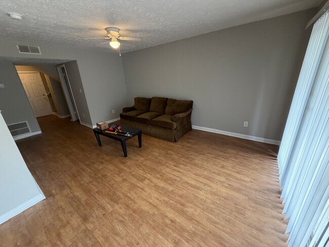Foto del edificio - Room in Townhome on Governors Dr