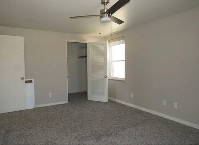 Building Photo - 409 Derrick Ave