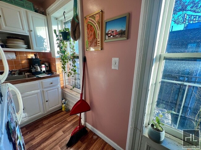 Foto del edificio - 2BR 1BA Sunny Top Floor Sprawling Brownstone On Clinton Hill / Bedstuy Border