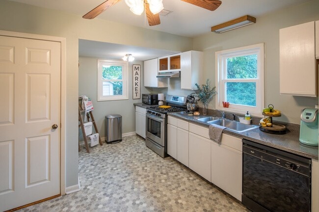 Building Photo - Charming 1930's Cottage Near Bergfeld Center!