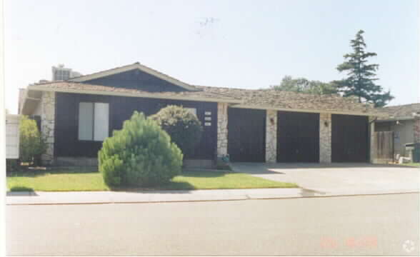Primary Photo - 8817 Little Oaks Way