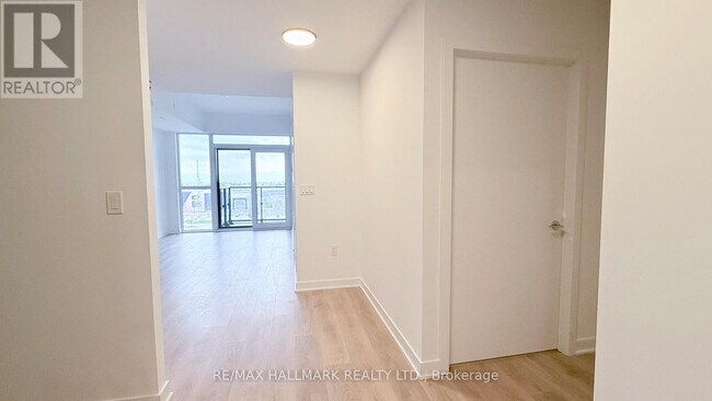 Building Photo - 1037 The Queensway