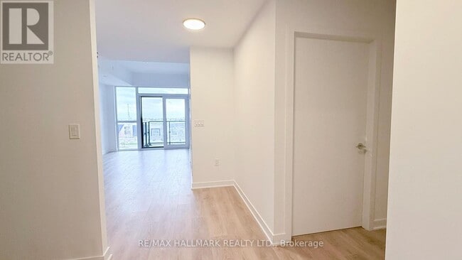 Photo du bâtiment - 1037 The Queensway