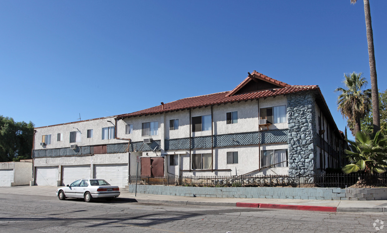 Primary Photo - Glen Oaks Apartments
