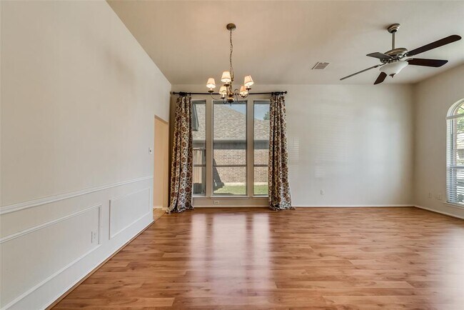 Building Photo - 1440 Woodmont Dr
