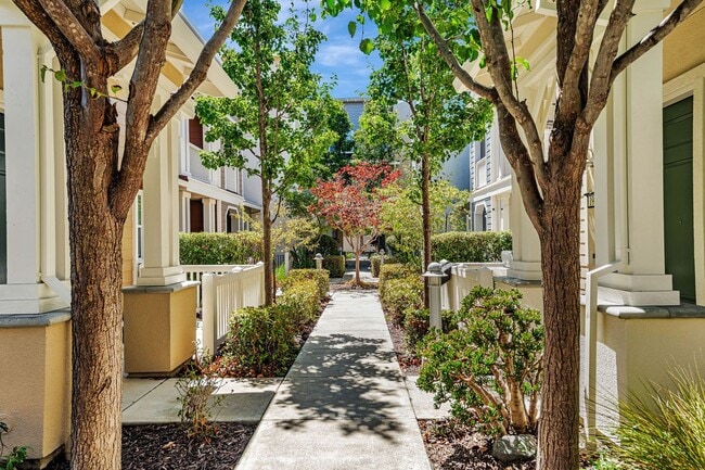 Building Photo - 1,331 sq ft with 2 on-suite bedrooms and o...
