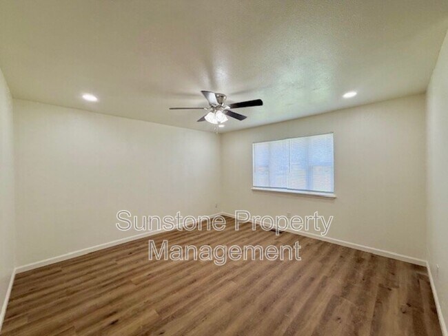 Foto del edificio - 305 N Dogwood St