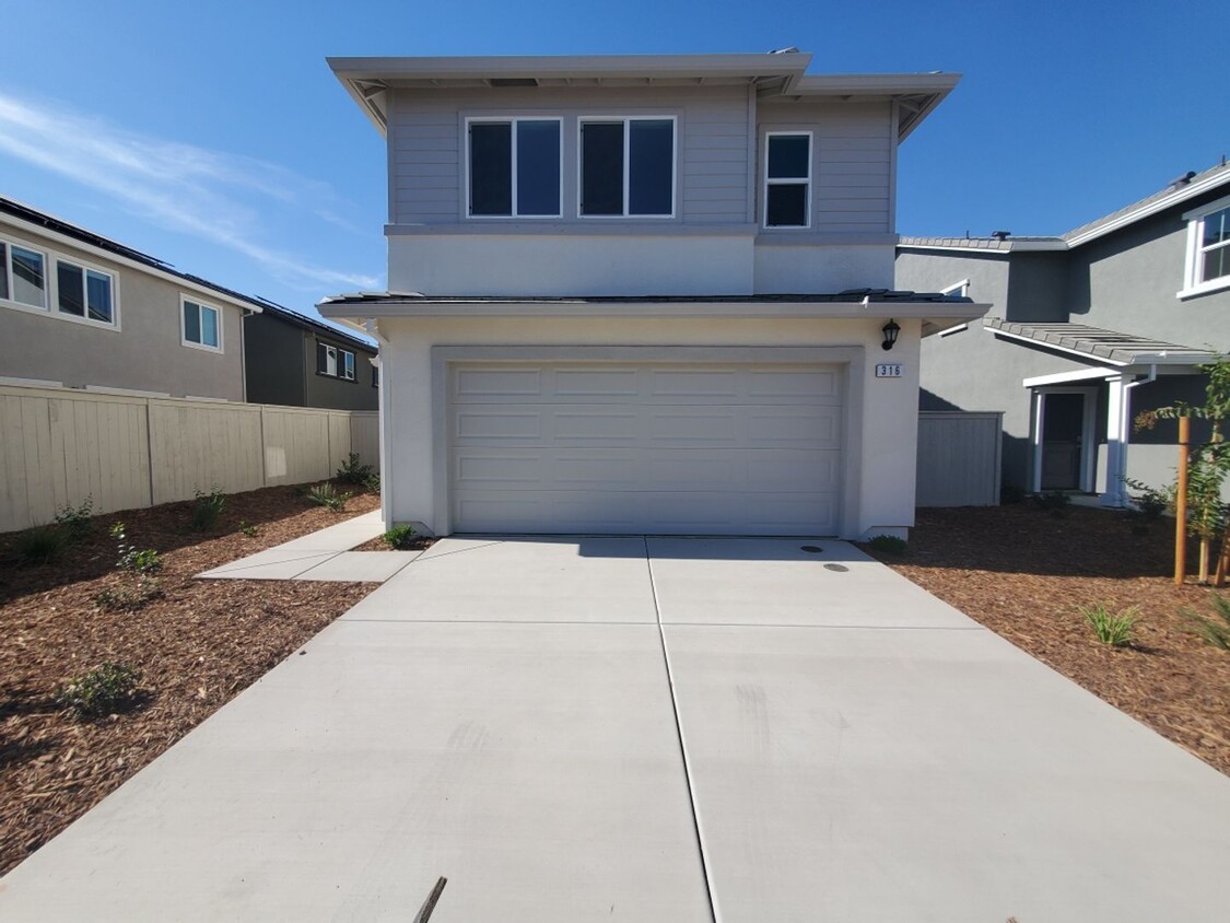 Primary Photo - 3 Bed 2.5 Ba 2 Car Garage in Roseville!