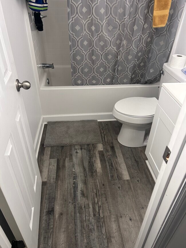 Building Photo - 1223 Poplar Ave