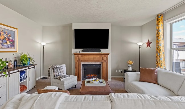 Building Photo - Beautiful Large Home on Corner Lot, Quincy!!