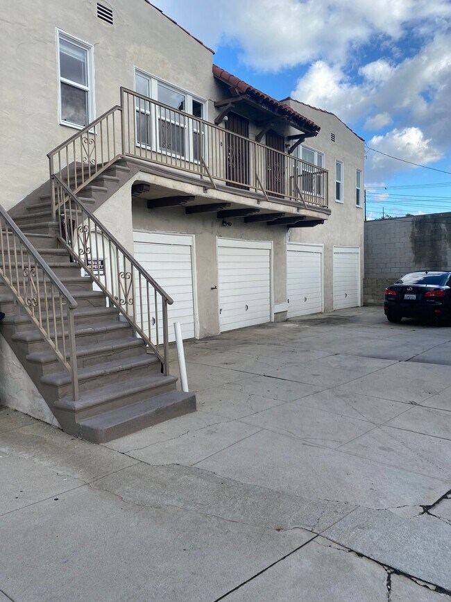 Building Photo - 2813 Rowena Ave
