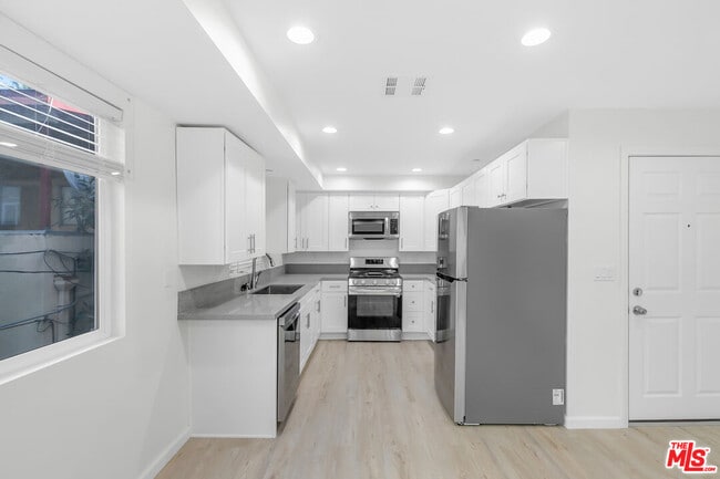 Building Photo - 1409 N Hobart Blvd