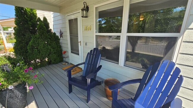 Building Photo - Recently Updated 3 BR/ 1.5 BA in Central M...