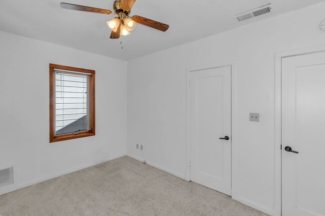 Building Photo - 2 Bed 1 Bath House in Delta!