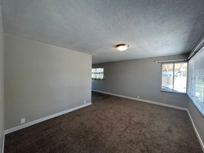 Foto del edificio - 3 Bedroom 1.75 Bathrooms House in Springvi...