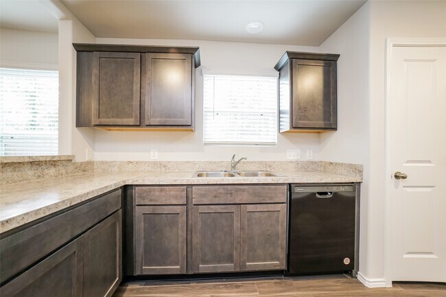 Building Photo - 2161 Middle Rdg Dr