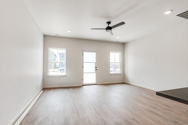 Building Photo - Modern Townhome Living near downtown Edmond