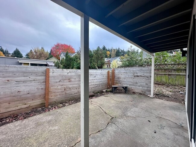 Building Photo - 2 Bed 1 Bath with Back Patio in Montavilla!