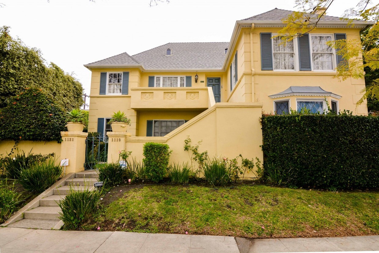 Front - 1119 S Doheny Dr