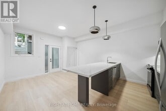 Building Photo - 367 Howland Ave