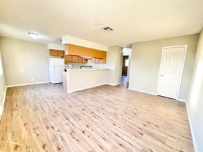Building Photo - 1400 Henry Ave