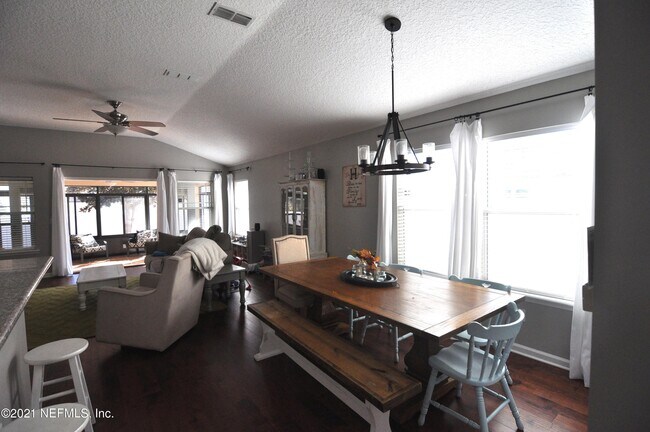 Foto del edificio - 12233 Heronsford Ln