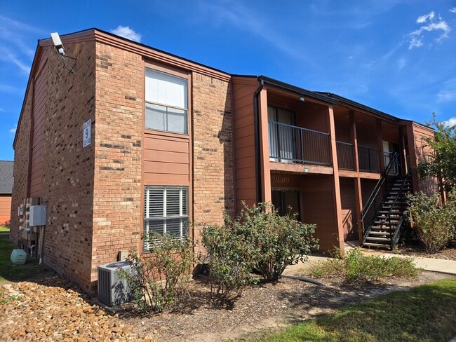 Building Photo - College Station - 2 Bedroom, 2 Bath - Down...