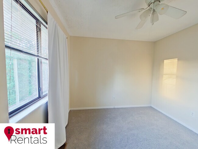 Building Photo - 435 Great Hill Dr