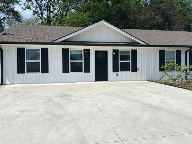 Foto del edificio - Spacious Duplex with Fenced-In Backyard!