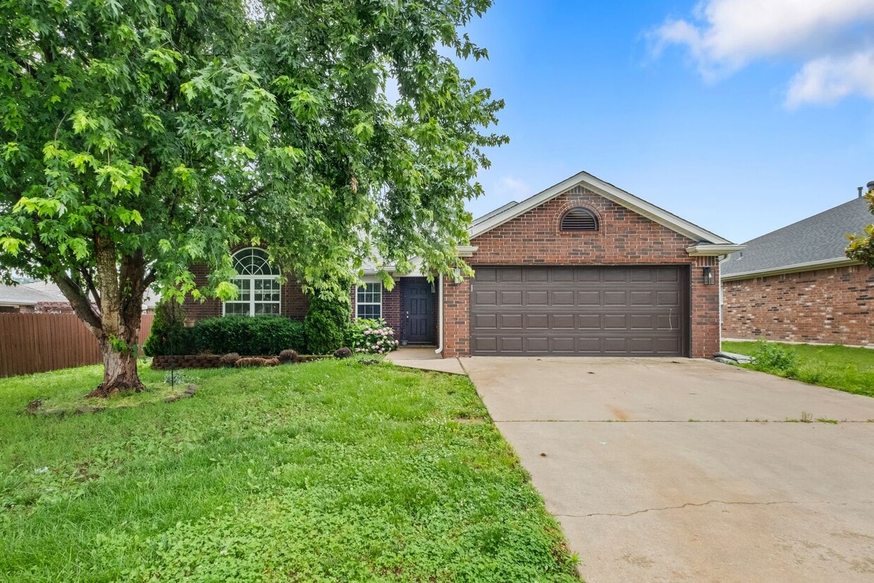 Foto principal - Stylish 3 Bed, 2 Bath Retreat with Modern ...