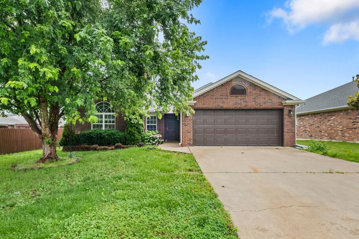Primary Photo - Stylish 3 Bed, 2 Bath Retreat with Modern ...