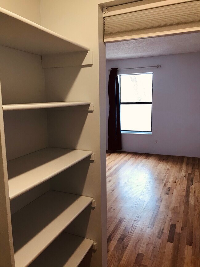 dormitorio y armario - 7080 W 20th Ave