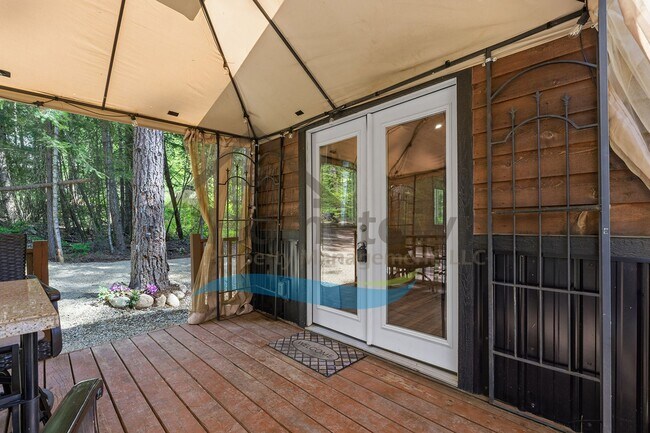 Foto del edificio - 1 Bedroom 1 Bath Cottage Style Studio Home with Off Street Parking Available in Sagle, Idaho!