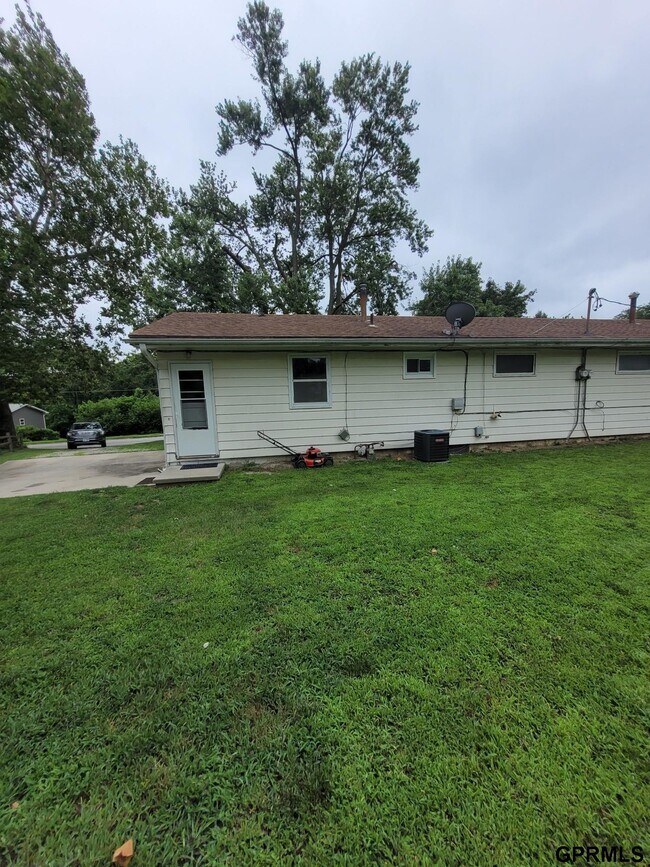 Building Photo - 2212 Lincoln Ave