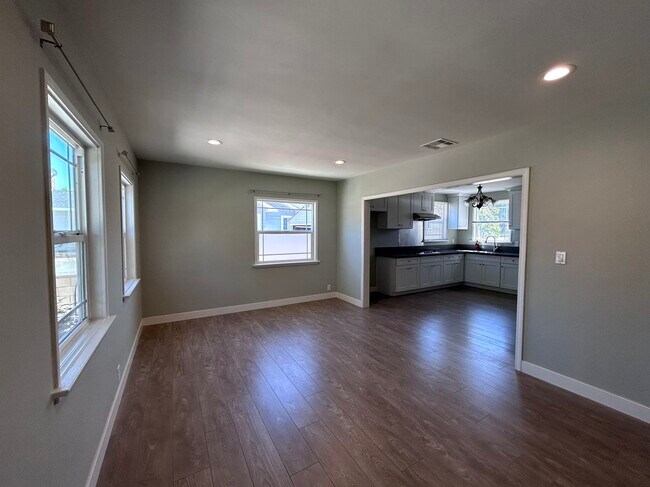 Building Photo - 5452 Loma Ave