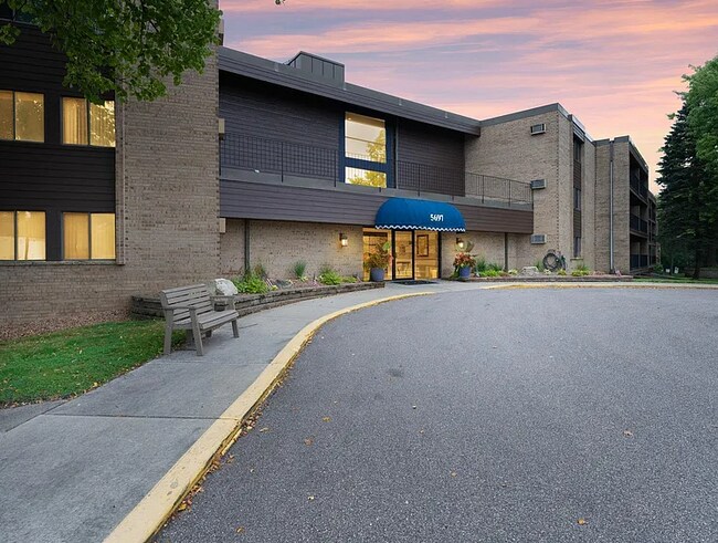 Foto del edificio - 5697 Green Circle Dr