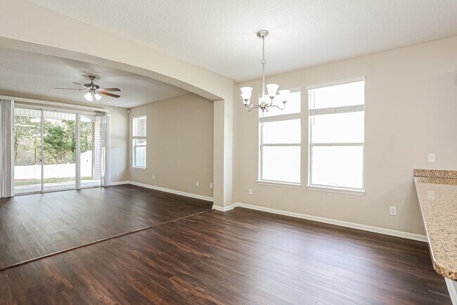 Foto del edificio - 15889 Lexington Park Blvd
