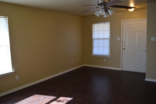 Building Photo - 933 Ramblewood St