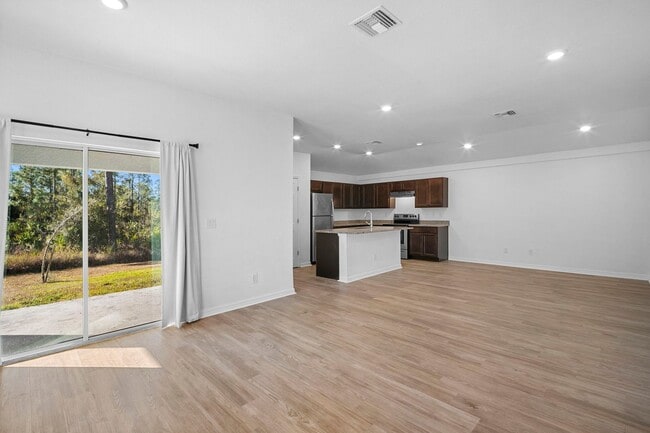 Photo - 341-343 Reeves St Apartment