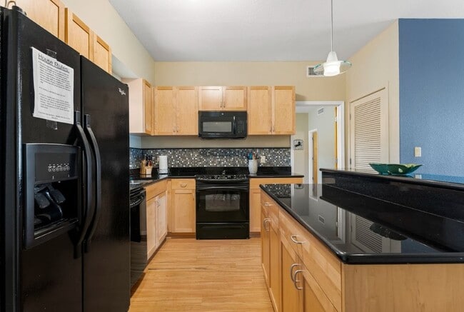 Building Photo - Piazza Condo - Fully Furnished 2bd/2ba - S...