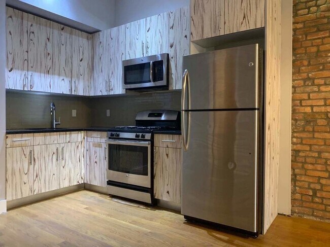 Foto del edificio - 313 Pulaski St
